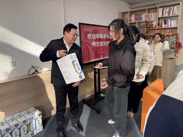 校党委委员、组织部部长孙丙高深入班级，暖心护航考研路