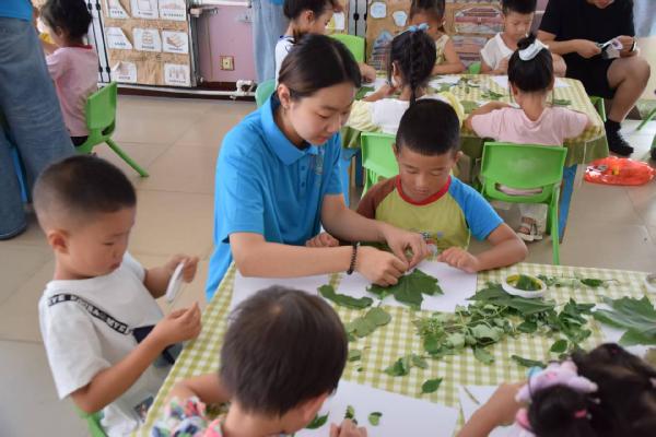 园YOUNG青春实践｜美育护童心 安全伴同行  青岛农业大学“花儿与少年”实践团走进山水龙苑幼儿园开展双主题公益课堂